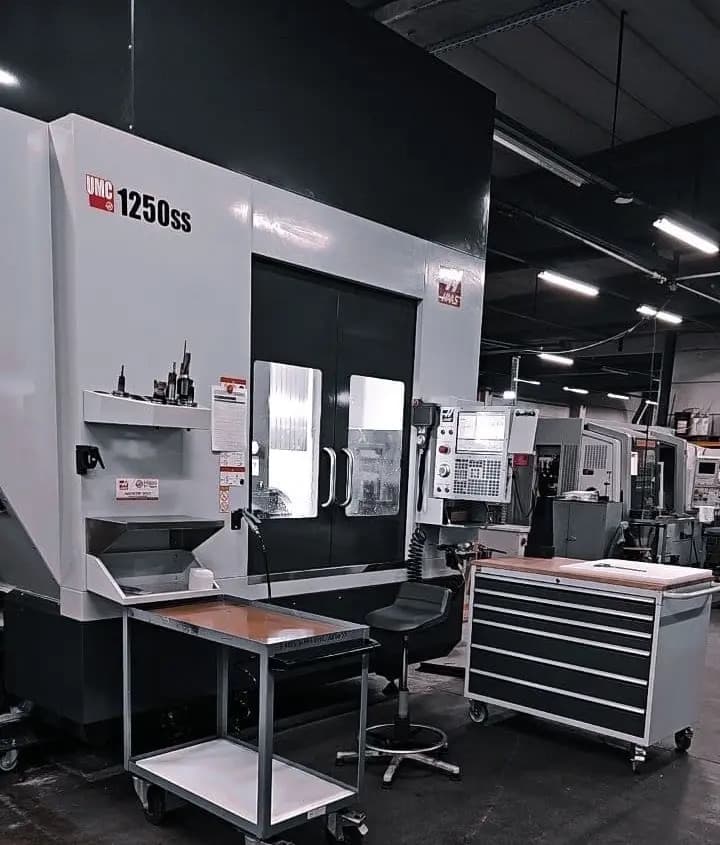 Arrivée de la fraiseuse 5 axes Haas UMC1250 SS chez EREM