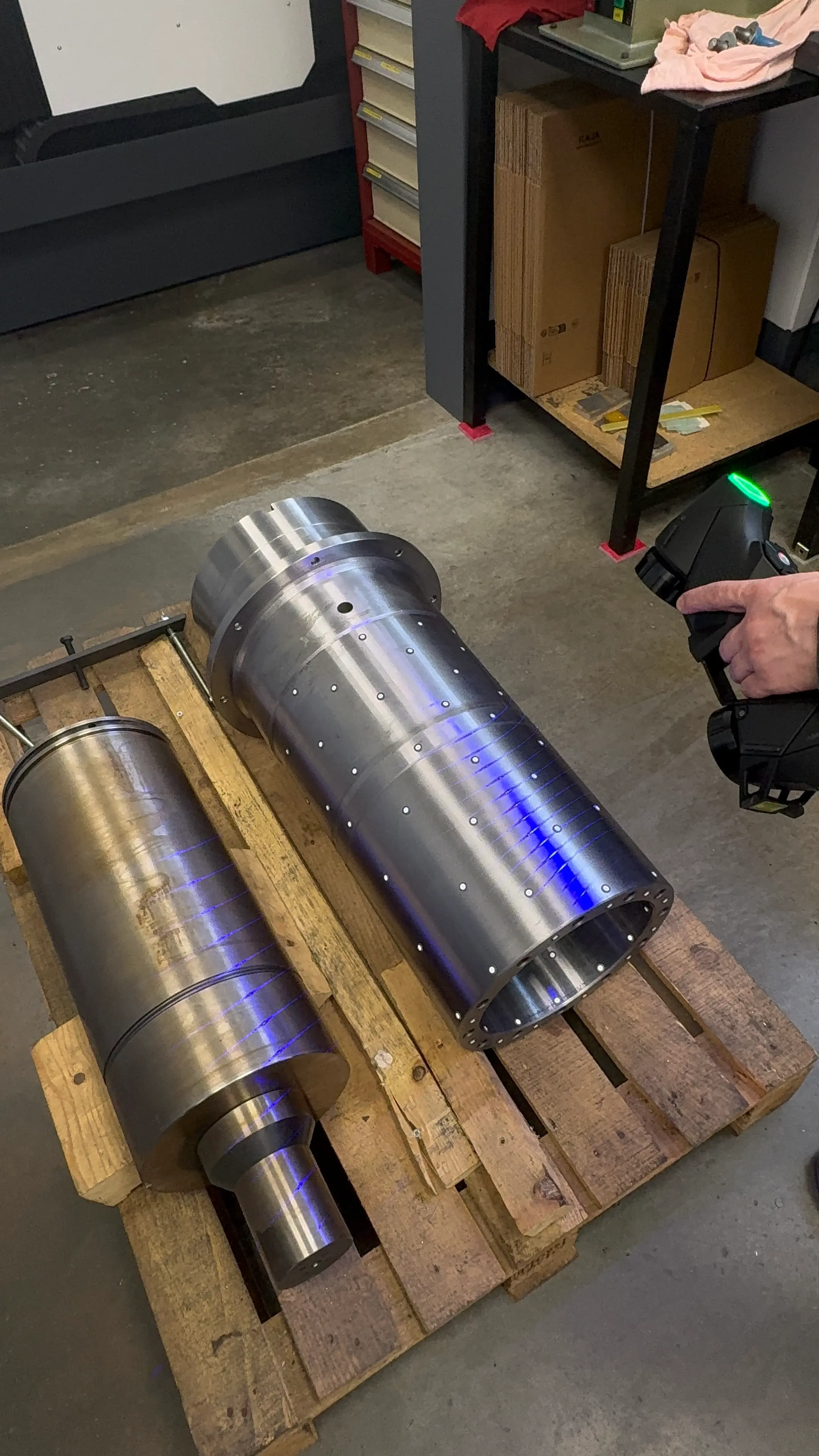 Projection laser d’un scanner 3D sur une pièce métallique